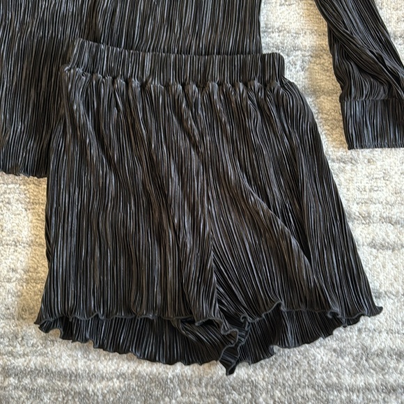 Black pleated silky top and shorts set - Picture 3 of 4